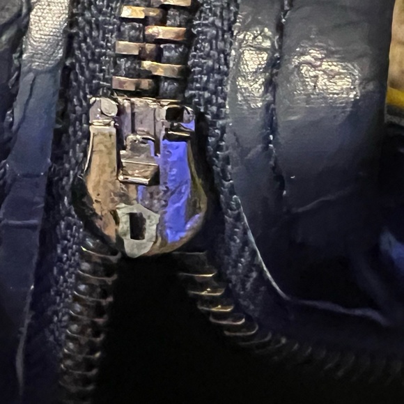 Graffiti Women's Leather Handbag Shoulder Bag with Zipper Closure - Picture 11 of 15